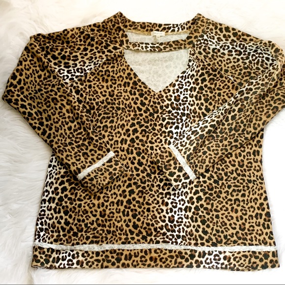🐆 Sexy Crewneck Cut Out Leopard Print Sweatshirt - Picture 2 of 6